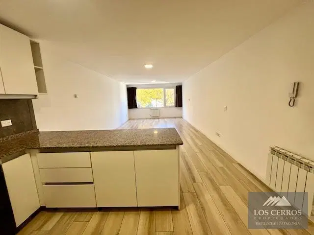 Departamento en venta - un dormitorio con cochera en el centro de Bariloche. 3