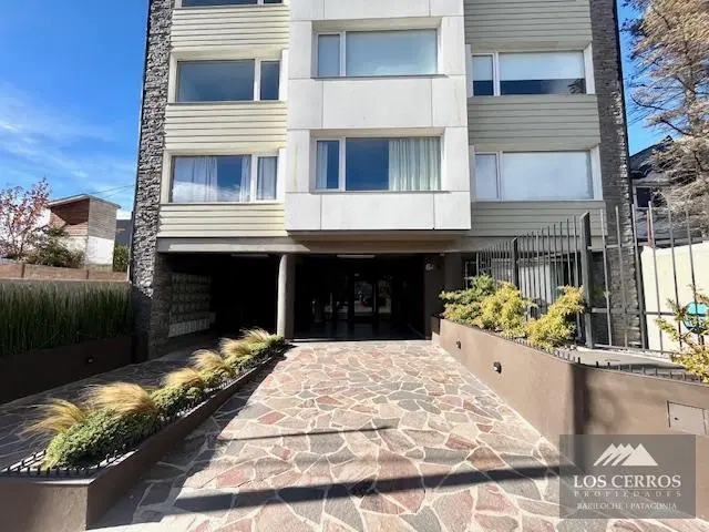 Departamento en venta - un dormitorio con cochera en el centro de Bariloche. 2
