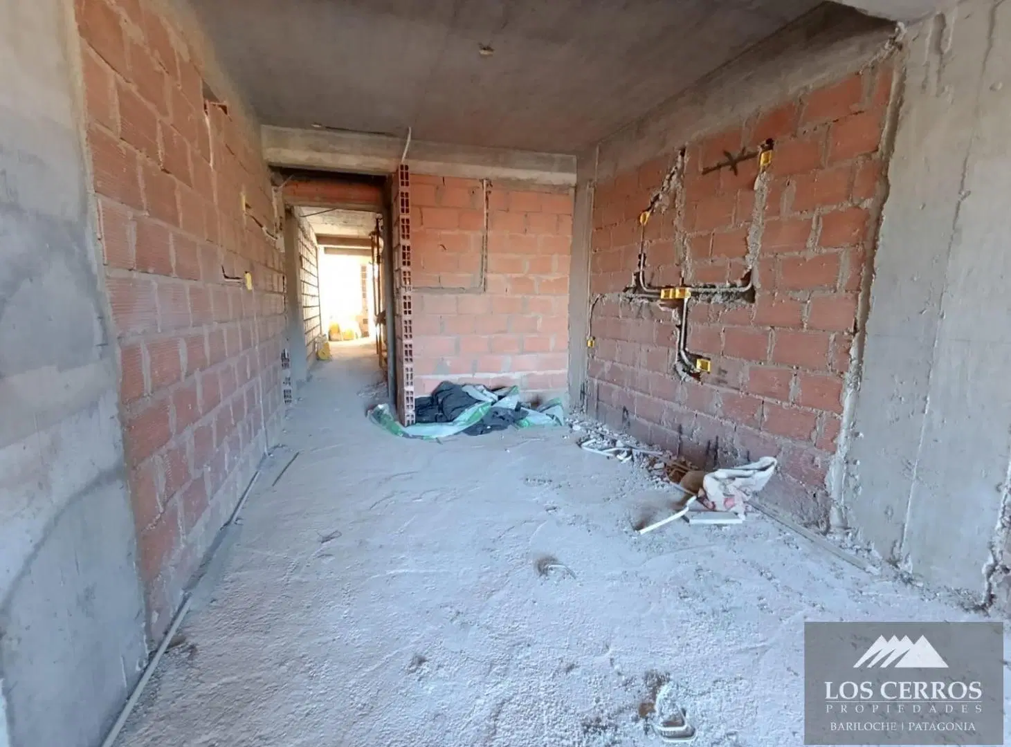 Venta MONOAMBIENTE con cochera en Centro Bariloche en pozo 4