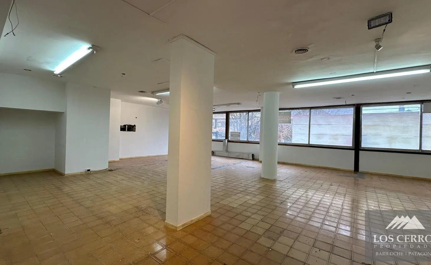 LOCAL  EN VENTA CENTRO BARILOCHE CALLE QUAGLIA Y MITRE 5