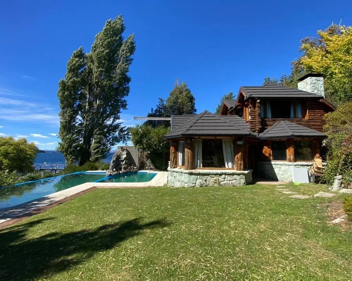 Espectacular casa con muelle y costa del lago Nahuel Huapi en venta 3