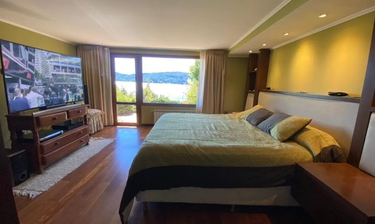 Espectacular casa con muelle y costa del lago Nahuel Huapi en venta 5