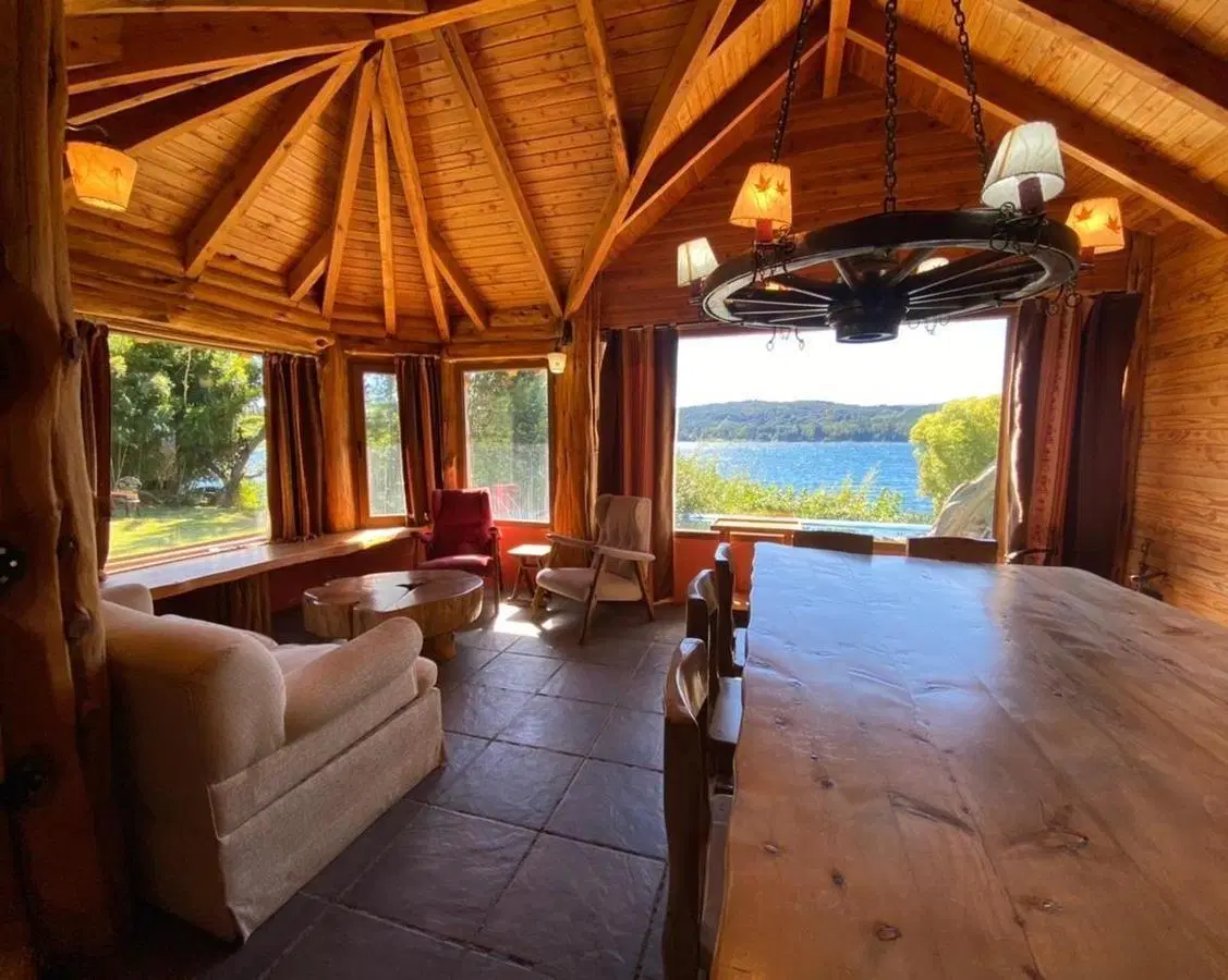 Espectacular casa con muelle y costa del lago Nahuel Huapi en venta 4