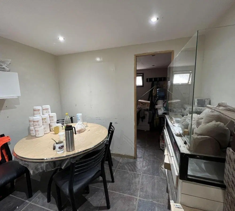 VENTA - IMPECABLE GALPÓN  CON OFICINAS Y SALON DE VENTAS 2