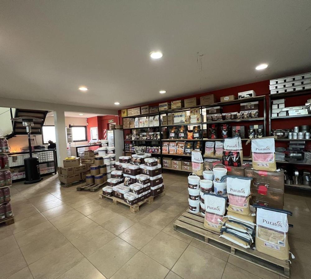 Foto de VENTA - IMPECABLE GALPÓN CON OFICINAS Y SALON DE VENTAS, imagen 4