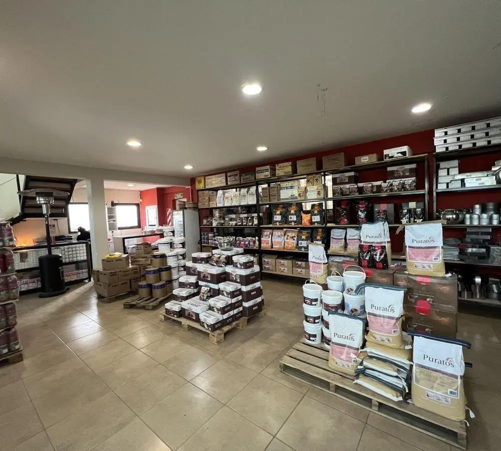 VENTA - IMPECABLE GALPÓN  CON OFICINAS Y SALON DE VENTAS 4
