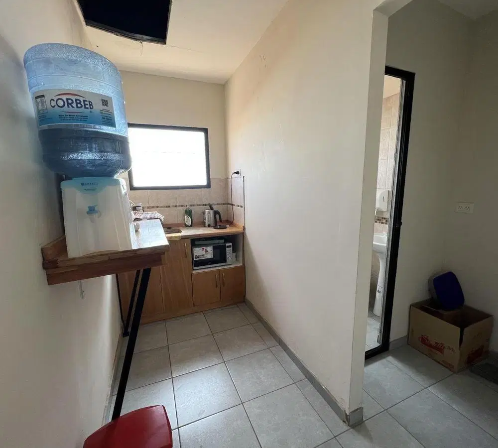 VENTA - IMPECABLE GALPÓN  CON OFICINAS Y SALON DE VENTAS 3