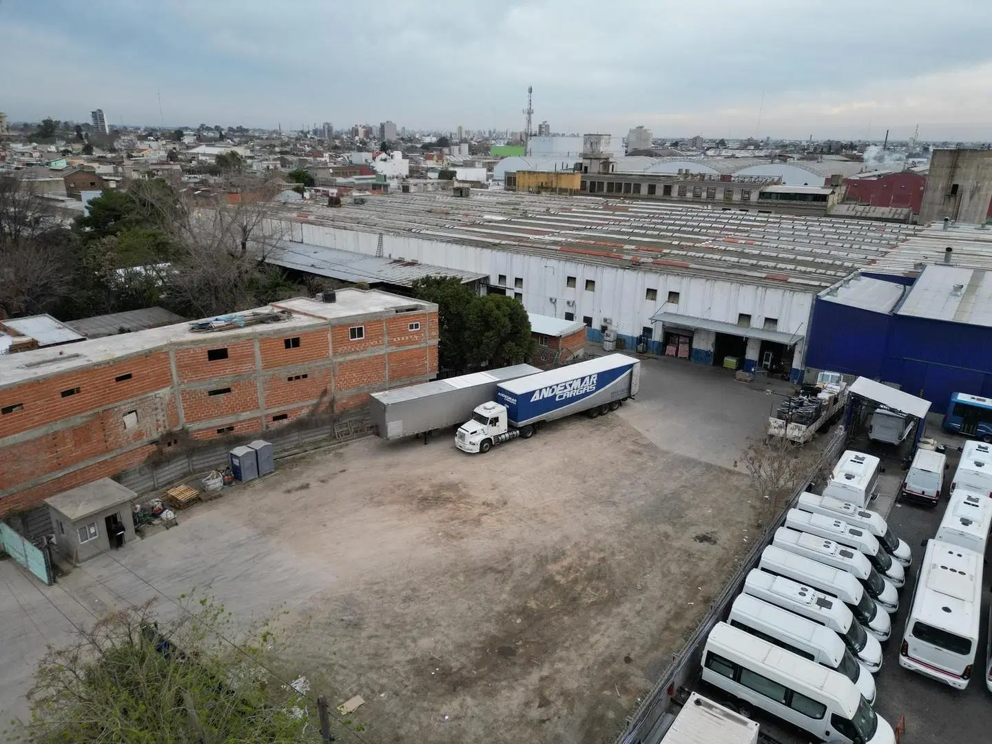 Gran Galpon en venta en la calle Pienovi Avellaneda 3