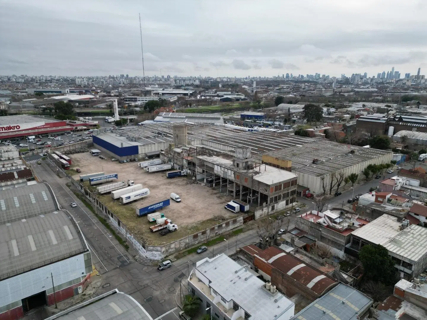 Gran Galpon en venta en la calle Pienovi Avellaneda 4