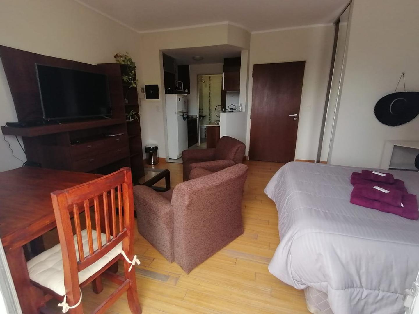 Foto de Amplio estudio moderno con balcón terraza, imagen 3