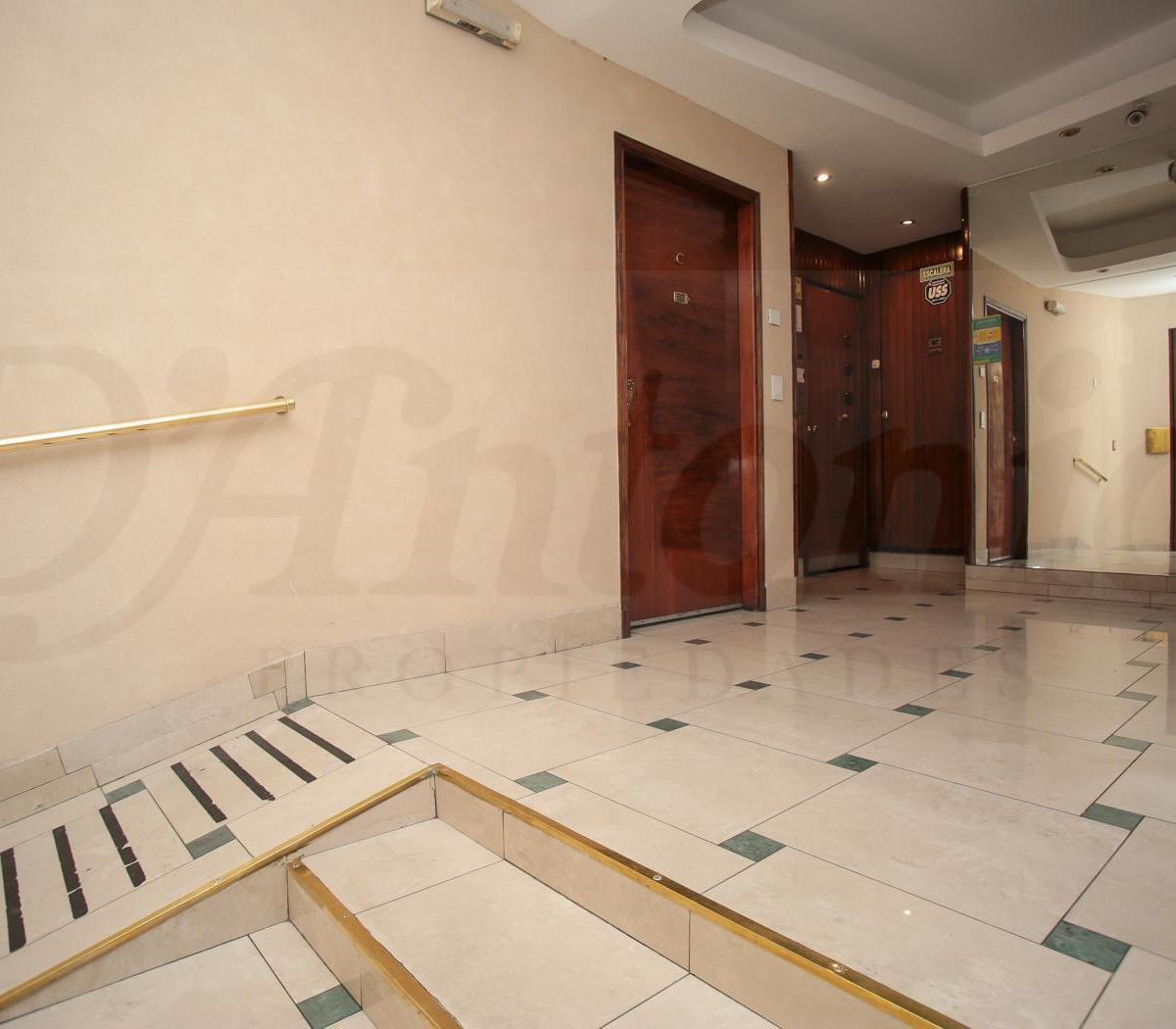 Departamento de 4 Ambientes con Dependencia de Servicio. Apto Profesional 4