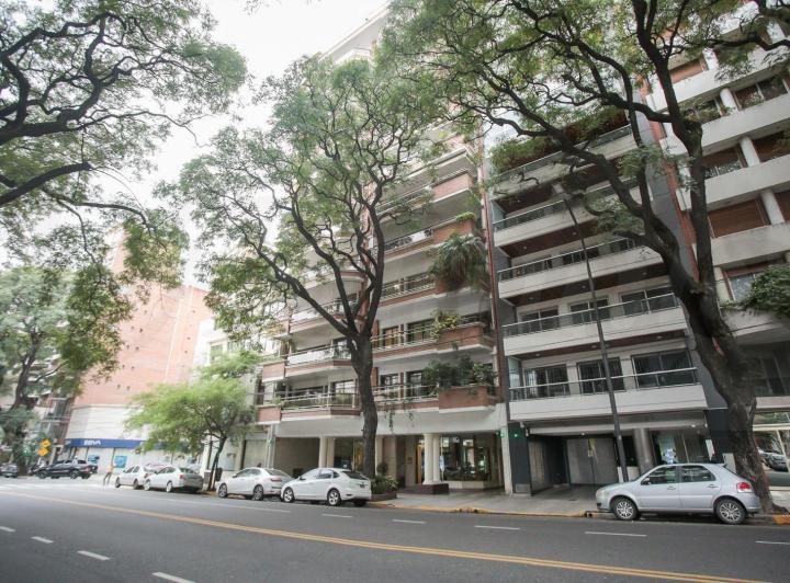 Venta-Excelente Piso de Categoria de 5 ambientes con 2 Cocheras y baulera. 3