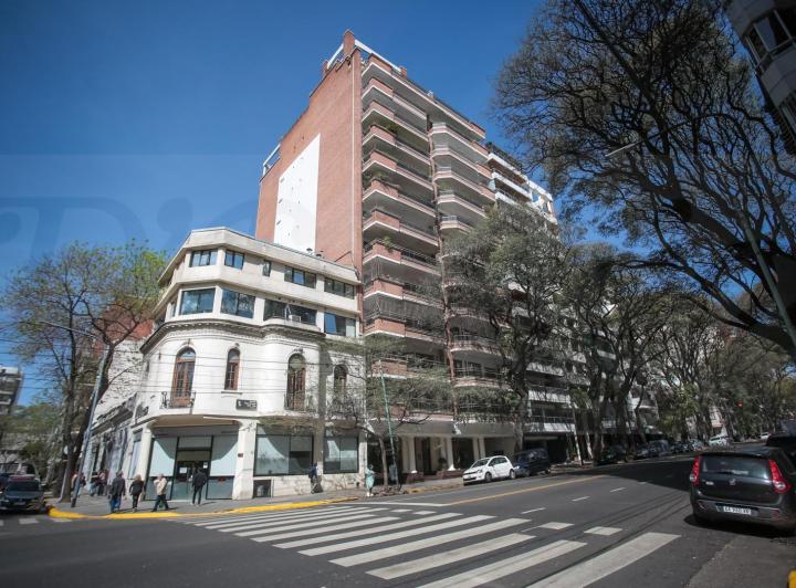 Venta-Excelente Piso de Categoria de 5 ambientes con 2 Cocheras y baulera. 2