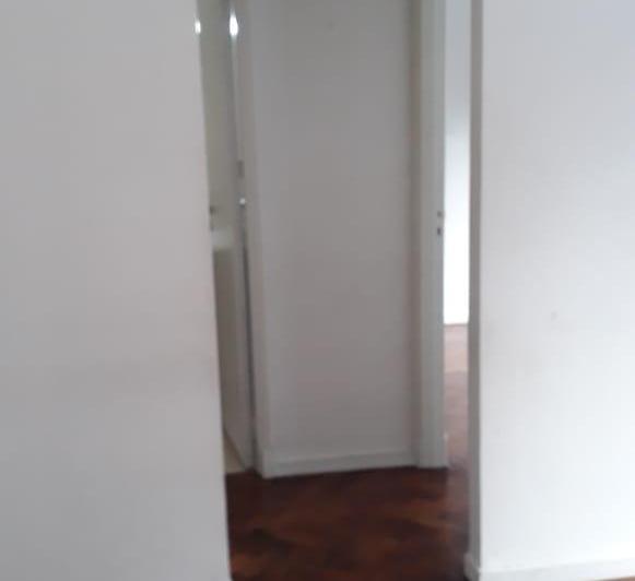 Departamento de 3 ambientes al contrafrente con balcón y pisos de parquet. 4