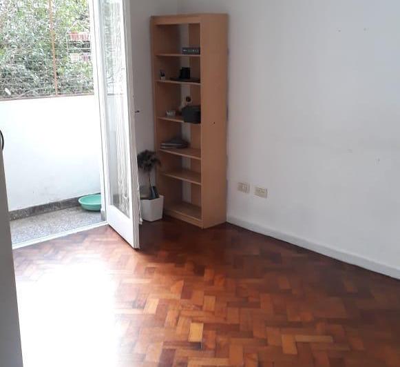 Departamento de 3 ambientes al contrafrente con balcón y pisos de parquet. 3