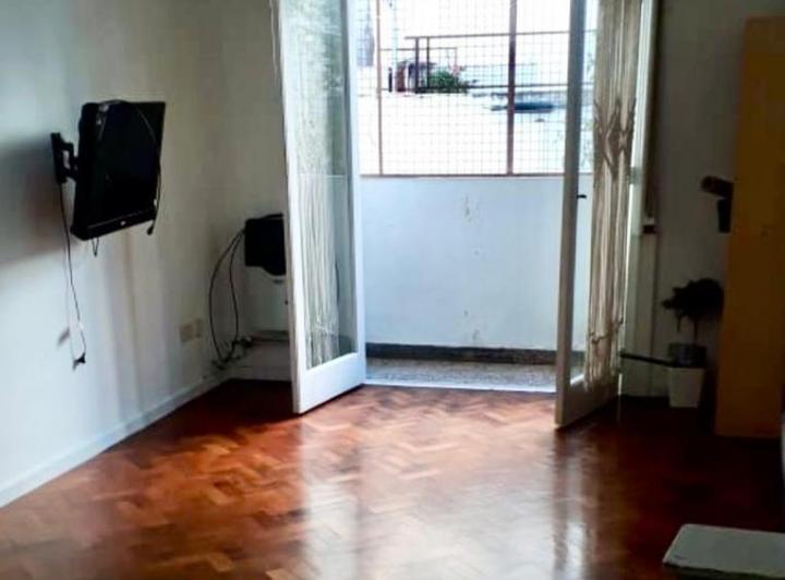 Departamento de 3 ambientes al contrafrente con balcón y pisos de parquet. 2