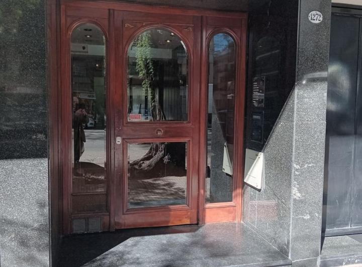 Departamento de 3 ambientes al contrafrente con balcón y pisos de parquet. 1