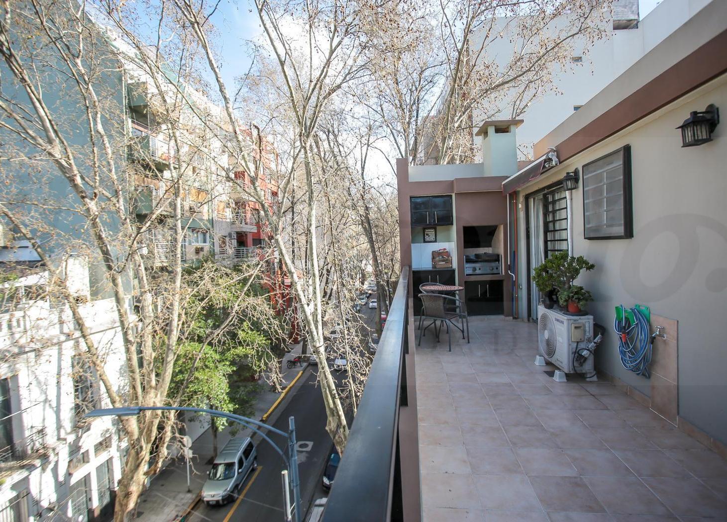 3 ambientes al frente con balcón aterrazado y parrilla, luminoso y cómodo. Confort y estilo.