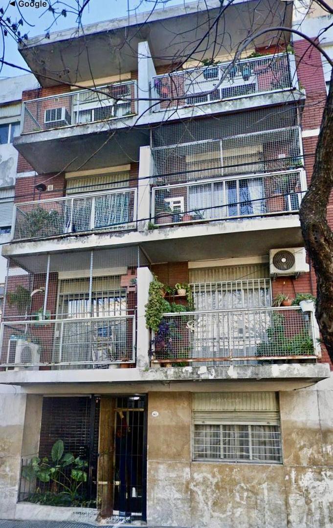 3 ambientes al frente con balcón en edificio de baja densidad, oportunidad para reciclar