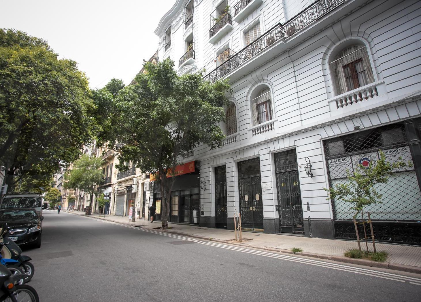 Departamento de categoría en edificio histórico, 2 ambientes con dependencia y apto profesional