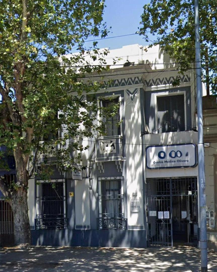 Importante edificio comercial en dos plantasen Av. Olivera ideal centro médico instituto o empresa