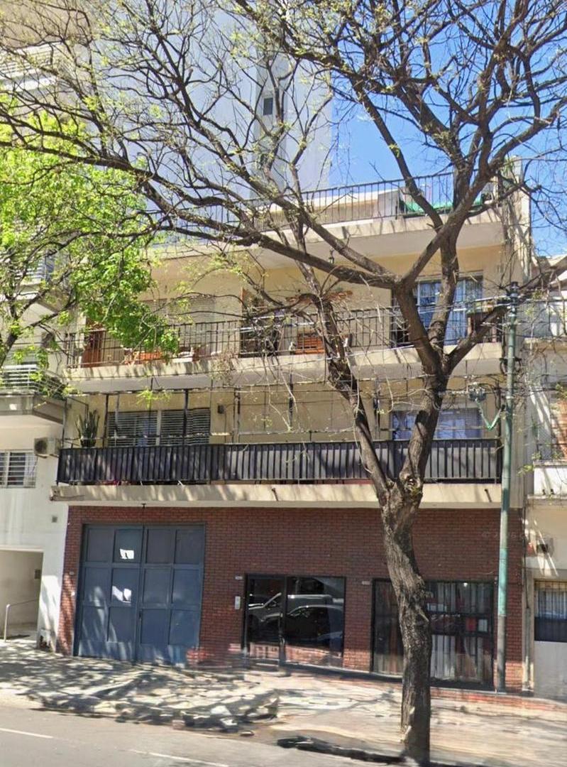 4 ambientes con balcón y toilette en edificio de pocas unidades sobre Av. Directorio
