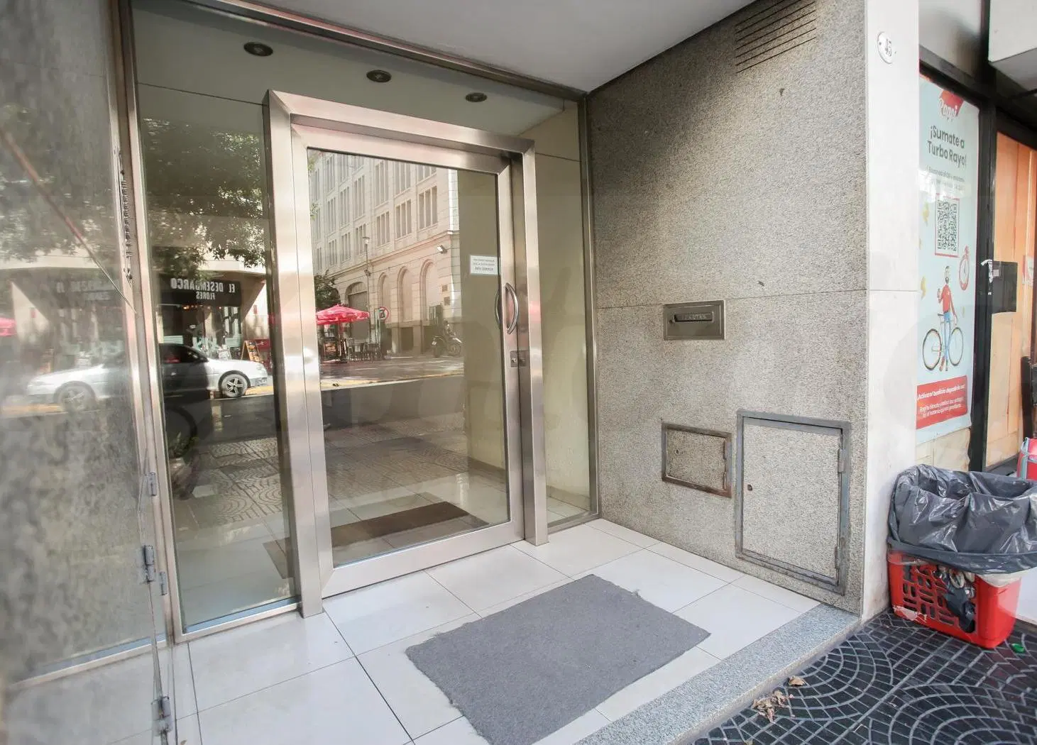 Departamento de 2 ambientes  a metros de Av. Rivadavia y la Plaza Flores- Zona Comercial 5