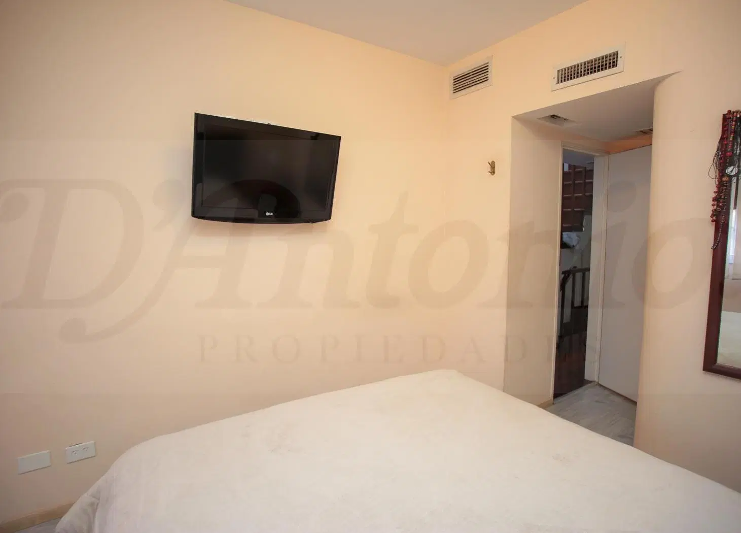Casa- Triplex de 4 Dormitorios con Pileta, Jardín de Invierno y Cochera en 3 Plantas 2