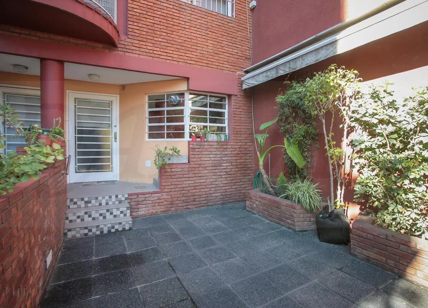 Casa- Triplex de 4 Dormitorios con Pileta, Jardín de Invierno y Cochera en 3 Plantas 8