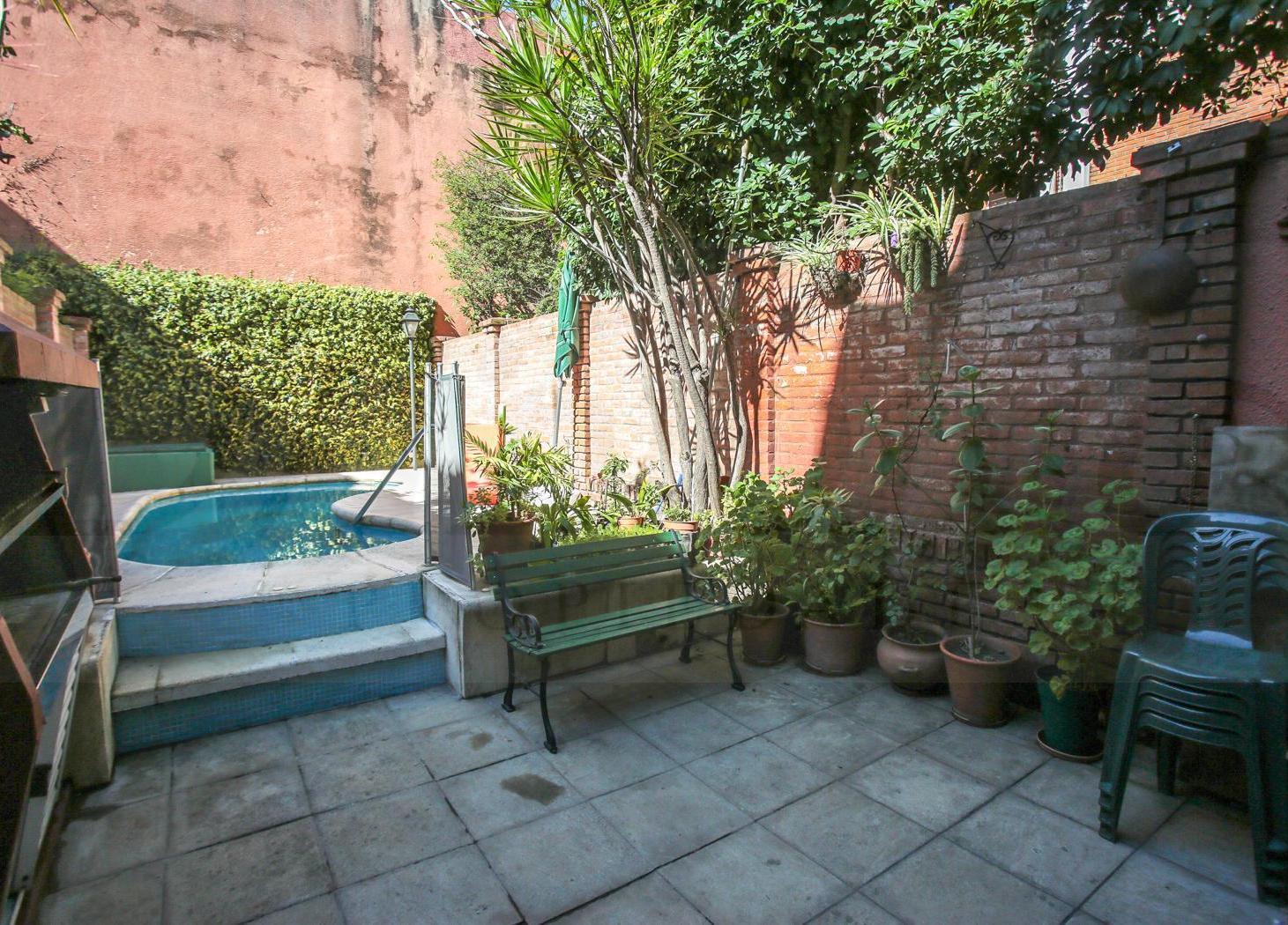 Casa- Triplex de 4 Dormitorios con Pileta, Jardín de Invierno y Cochera en 3 Plantas