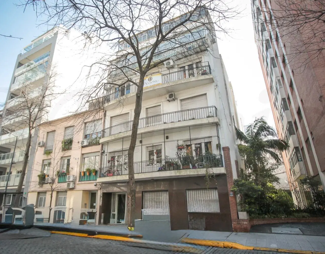 Departamento de 3 ambientes al frente con balcón, refaccionado parcialmente muy luminoso. 3
