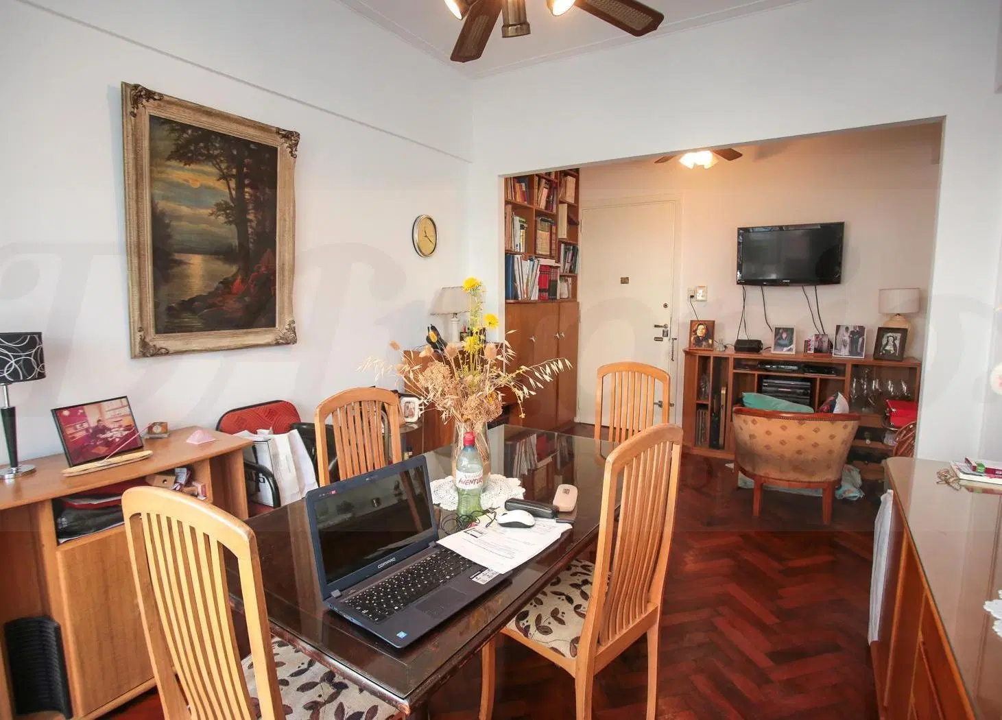 Departamento de 3 ambientes al frente con balcón, refaccionado parcialmente muy luminoso. 4