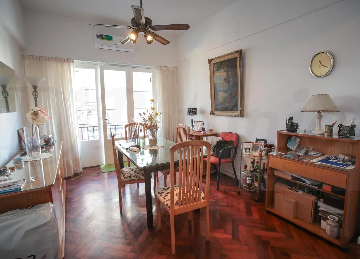 Departamento de 3 ambientes al frente con balcón, refaccionado parcialmente muy luminoso. 2