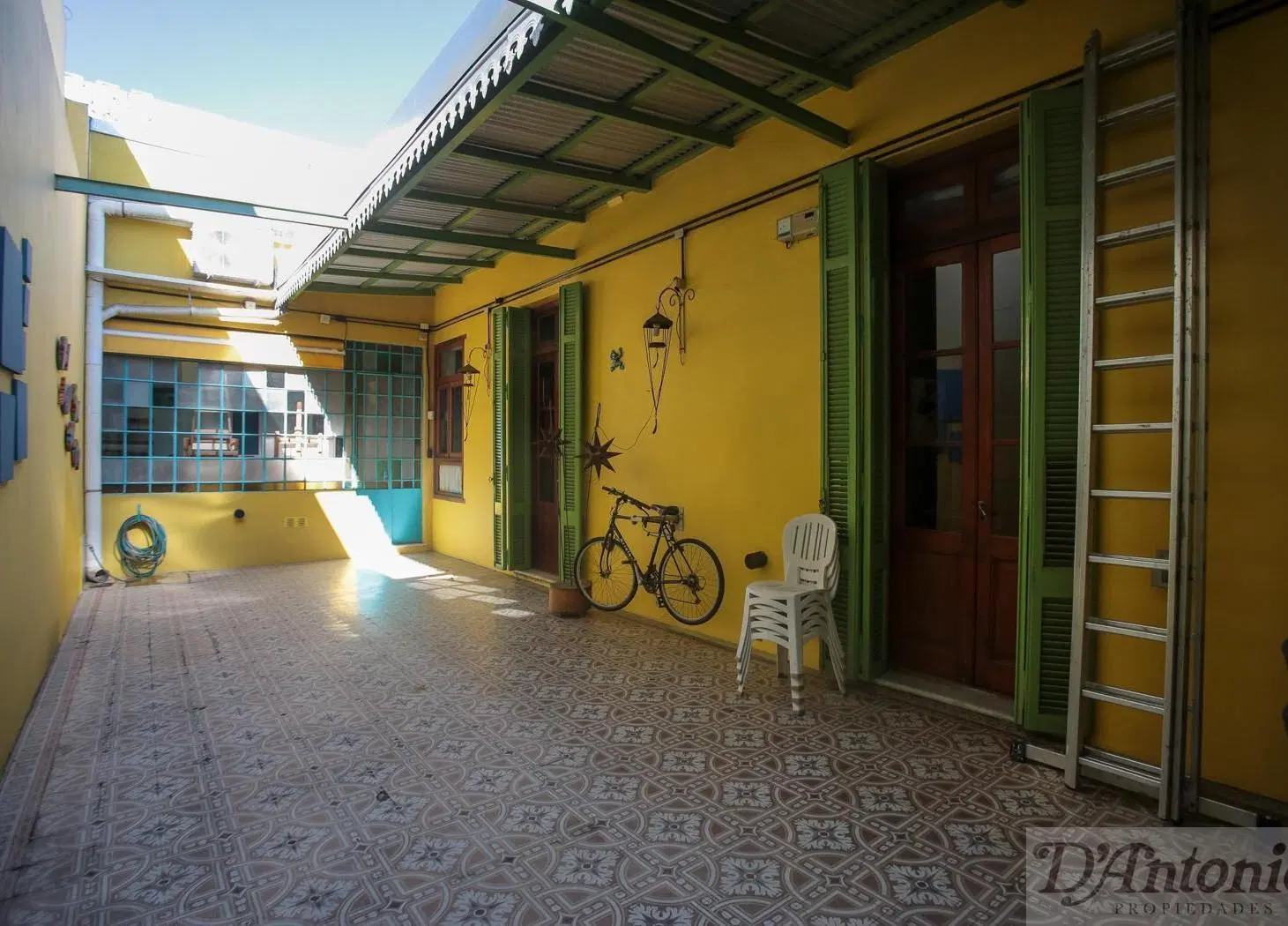 Casa de estilo media romana reciclada a nuevo con jardín de 18x9 y garage en Boedo 5