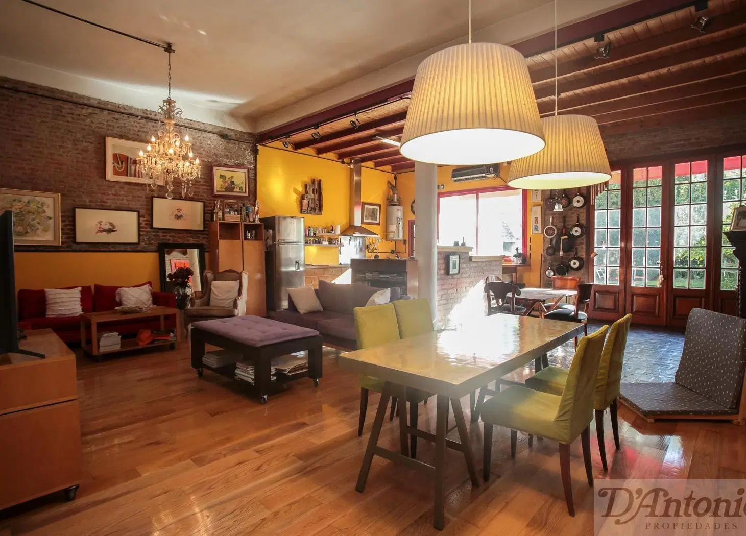 Casa de estilo media romana reciclada a nuevo con jardín de 18x9 y garage en Boedo 2