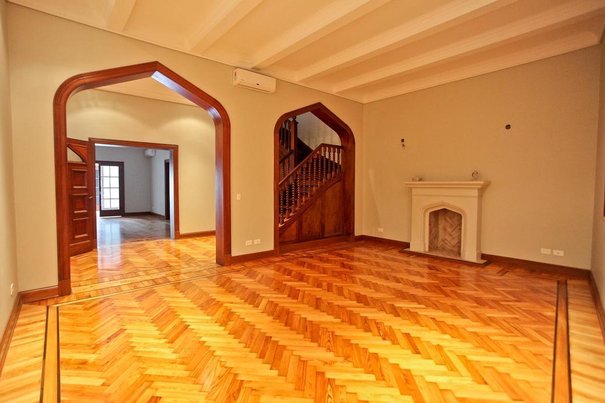 Foto de Casa estilo Tudor en alquiler con jardin y piscina - Belgrano R, imagen 3