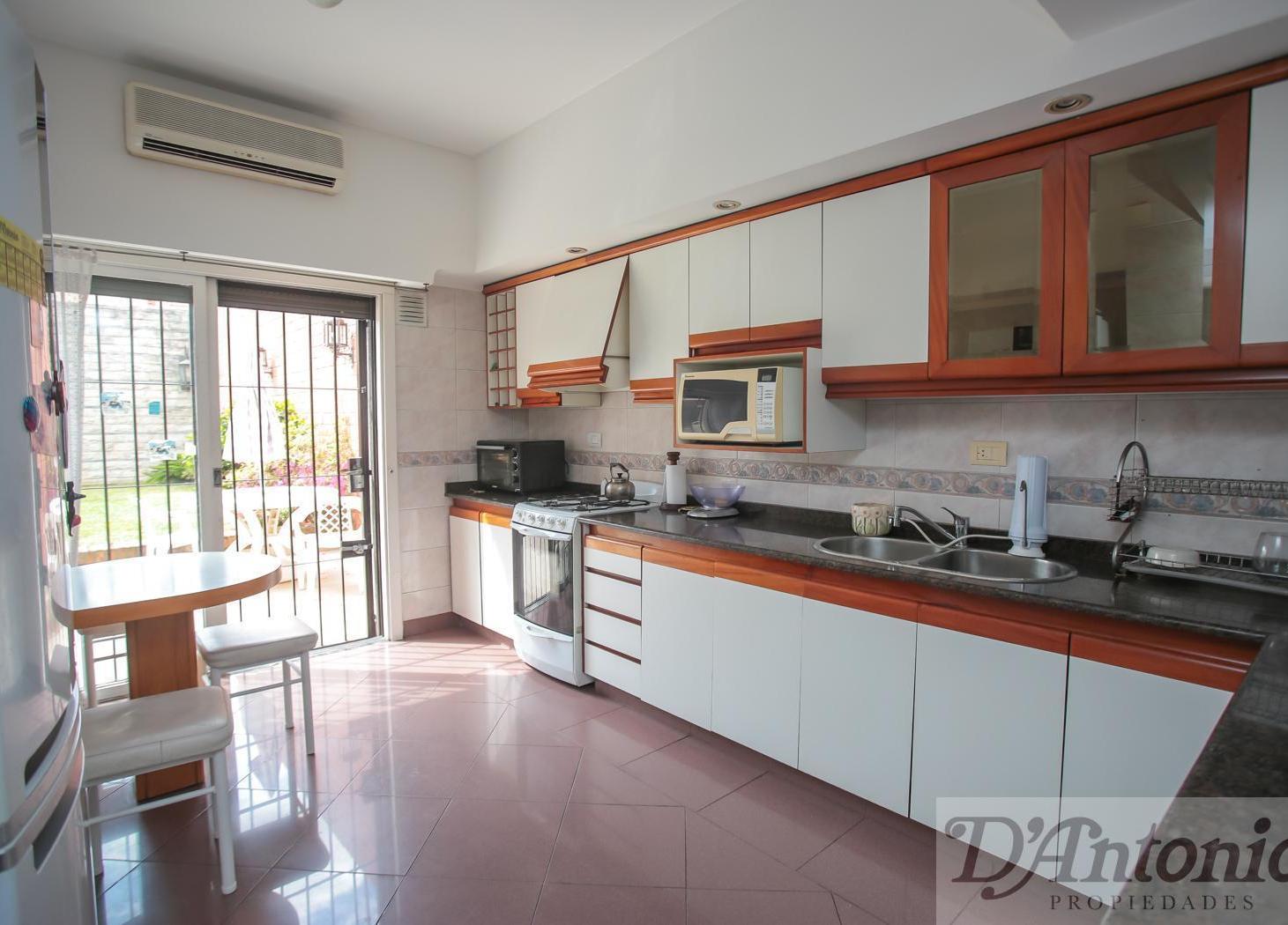 Foto de ¡La casa ideal para tu familia! 7 ambientes con jardín y quincho, imagen 3