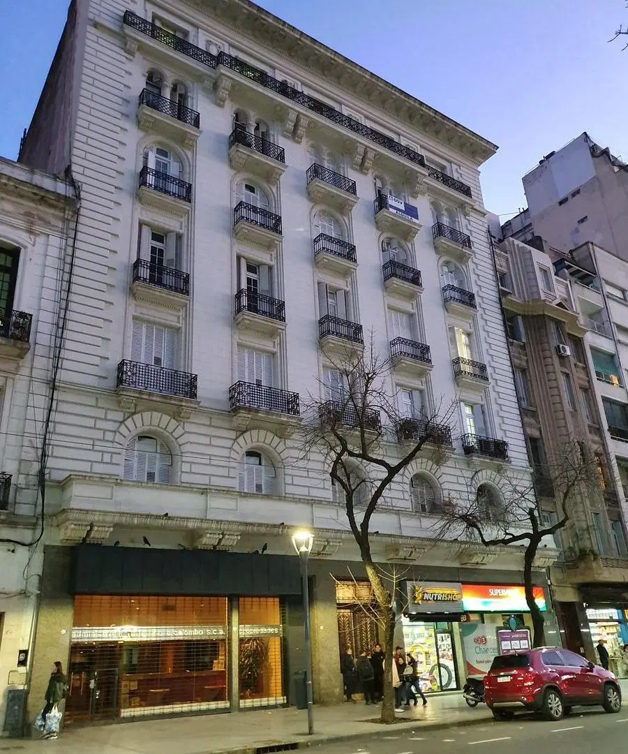 Av. Rivadavia 2358 3° Der 4