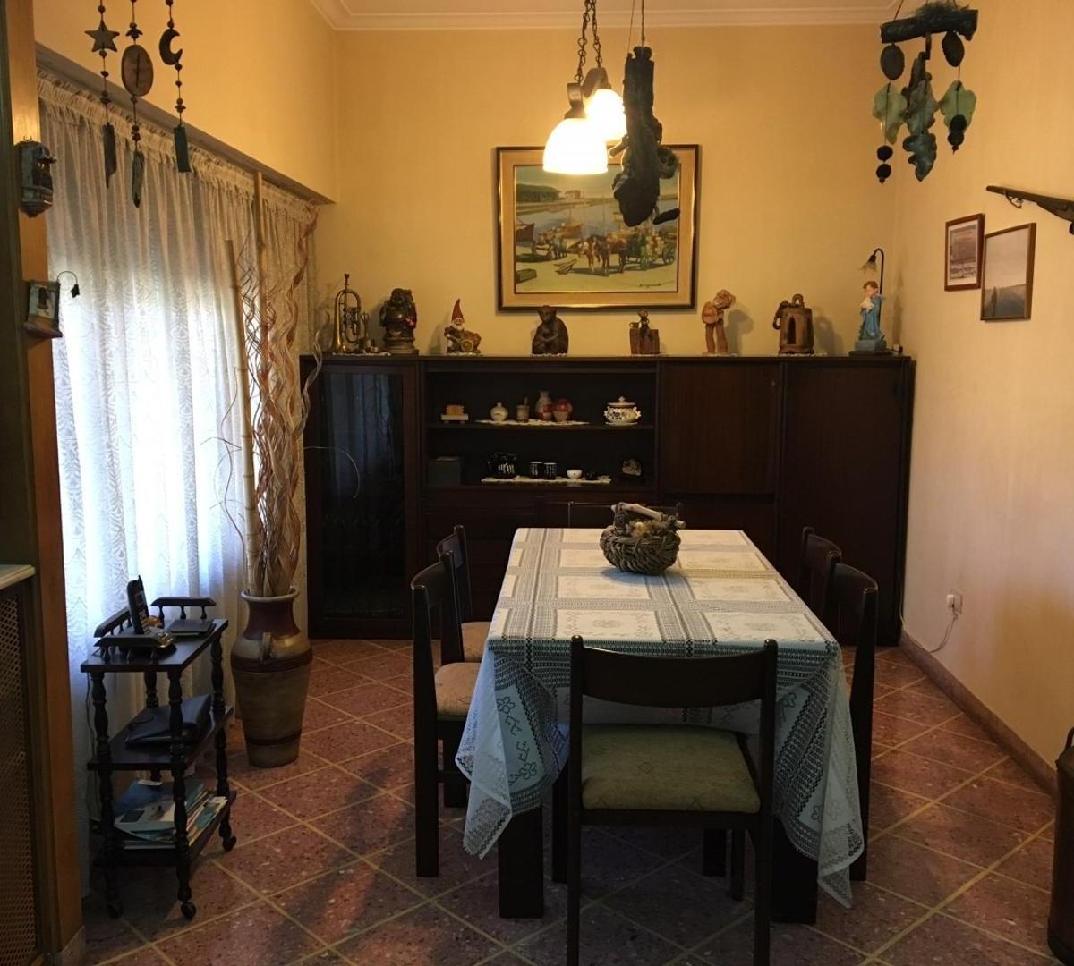 Casa 3 ambientes con cochera y Jardin - Lomas de Zamora