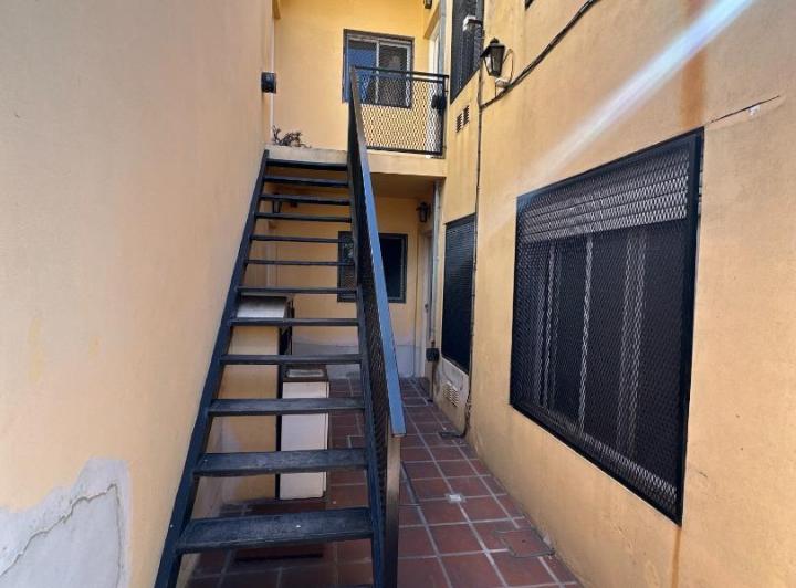 Dpto 2 amb, 1er piso por escalera - Tarija 255 1