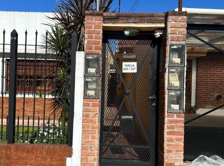Dpto 2 amb, 1er piso por escalera - Tarija 255 2