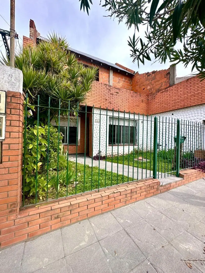 Casa 3 amb con patio y cochera - Lavallol 5