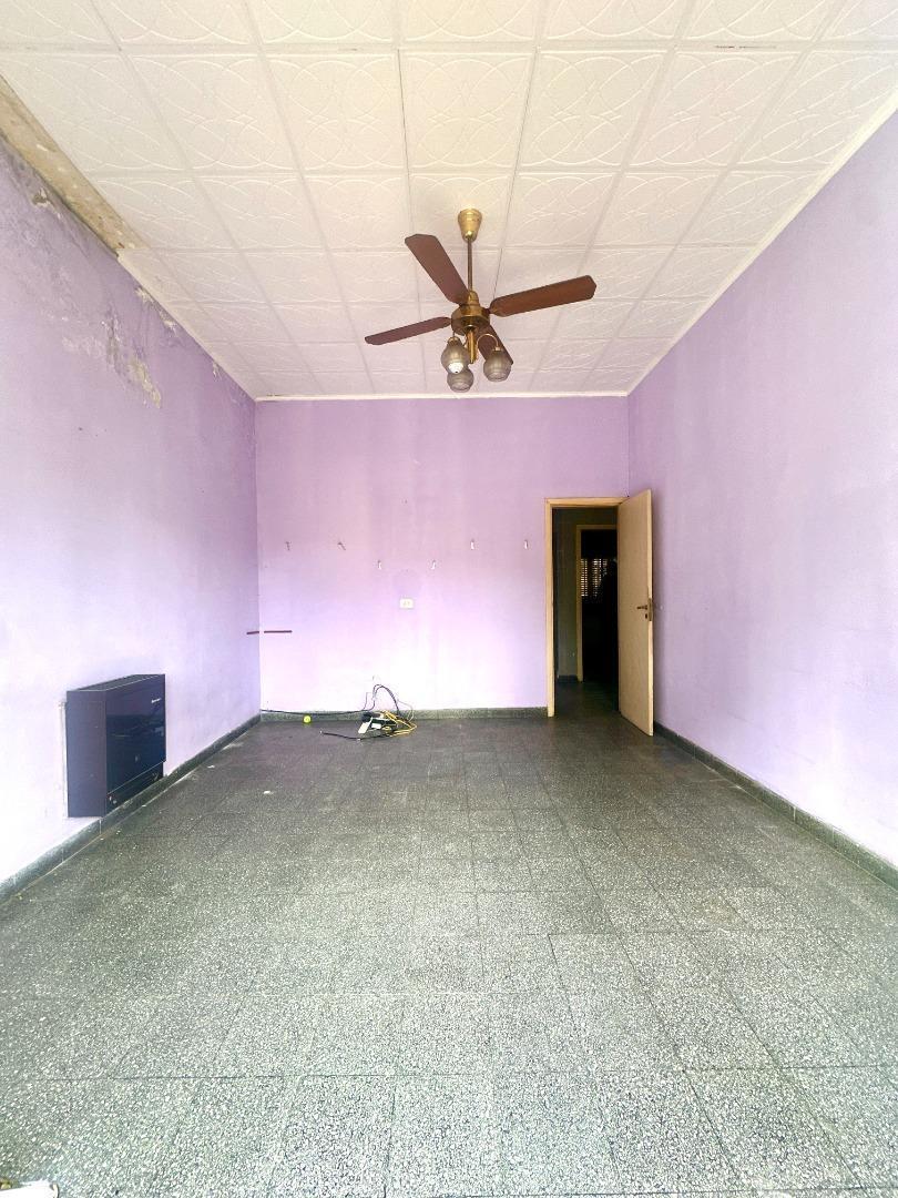 Foto de Casa a reciclar en lote de 10x40 mts - Temperley, imagen 1