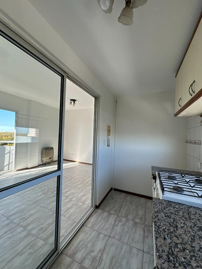 Foto de Dpto 2 amb con cochera - Av.H.Irigoyen 6479, Escalada, imagen 4
