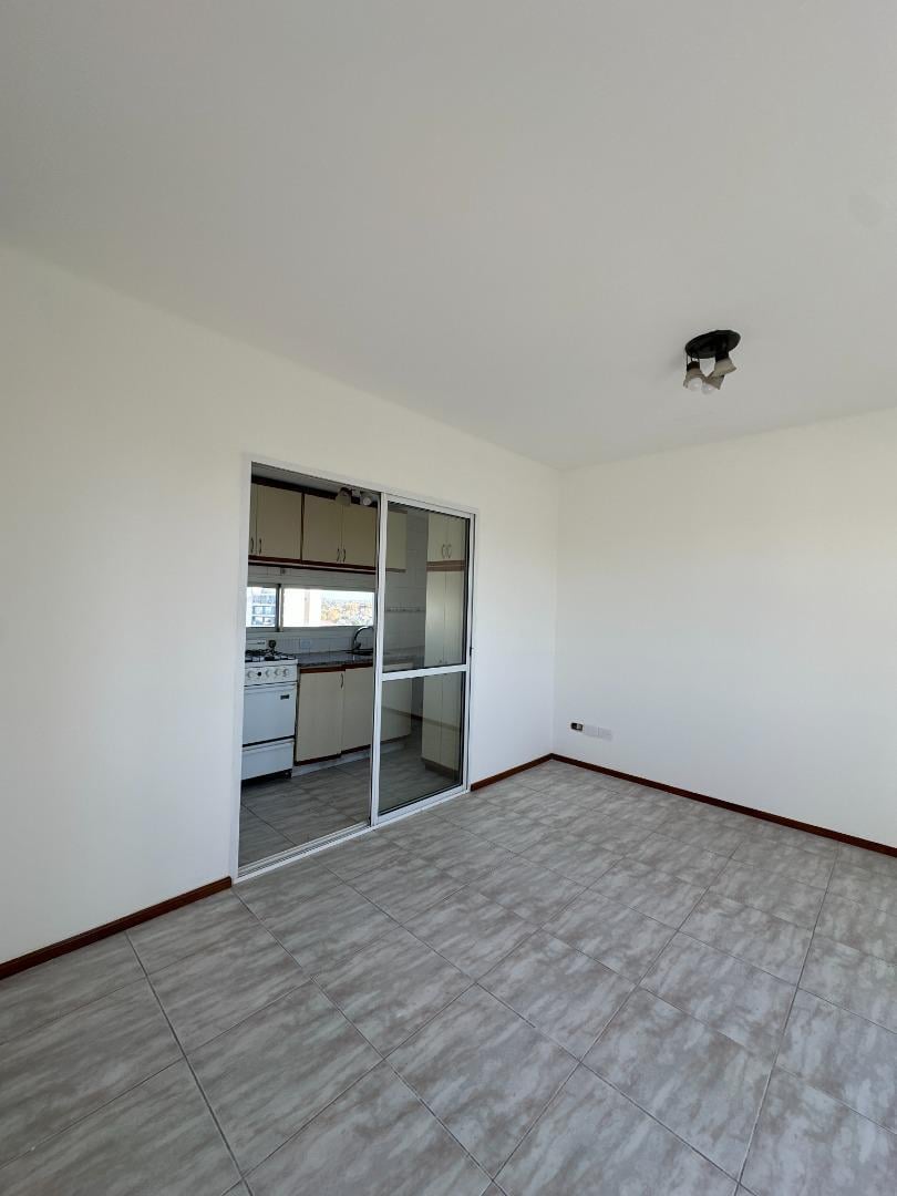 Foto de Dpto 2 amb con cochera - Av.H.Irigoyen 6479, Escalada, imagen 2