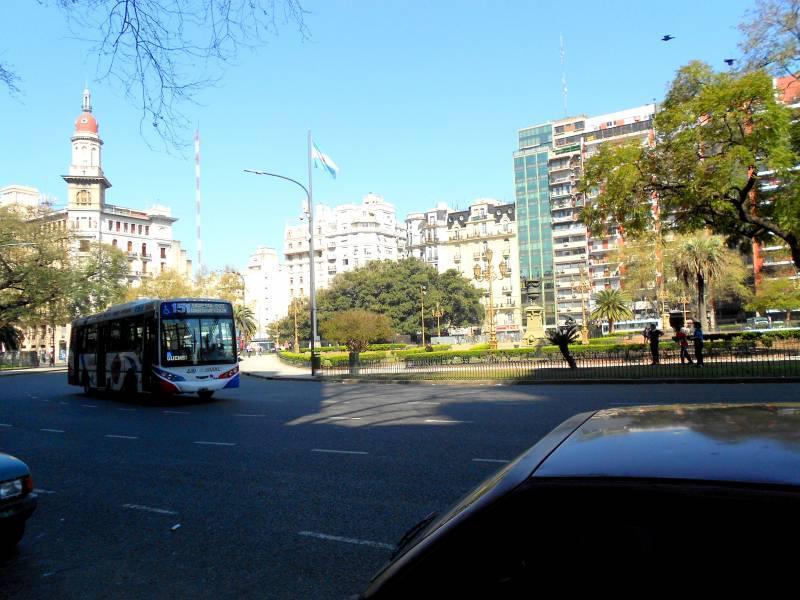Rivadavia 1500: 1 amb. Cfrente. Cocina americana y baño completo. Laundry.