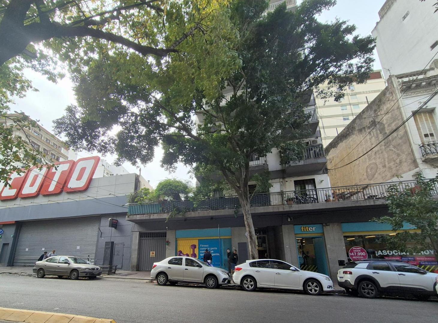 Barrio Norte: Monoambiente super luminoso. Cocina completa y baño con multifaz. Ubicación top.-