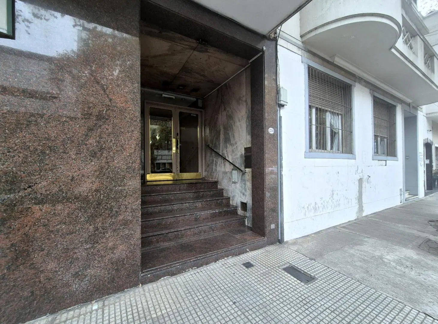 3 Amb. Funcionales. Cocina Independiente. Baño completo. Lavadero. Bajas Expensas. A/Profesional. 3