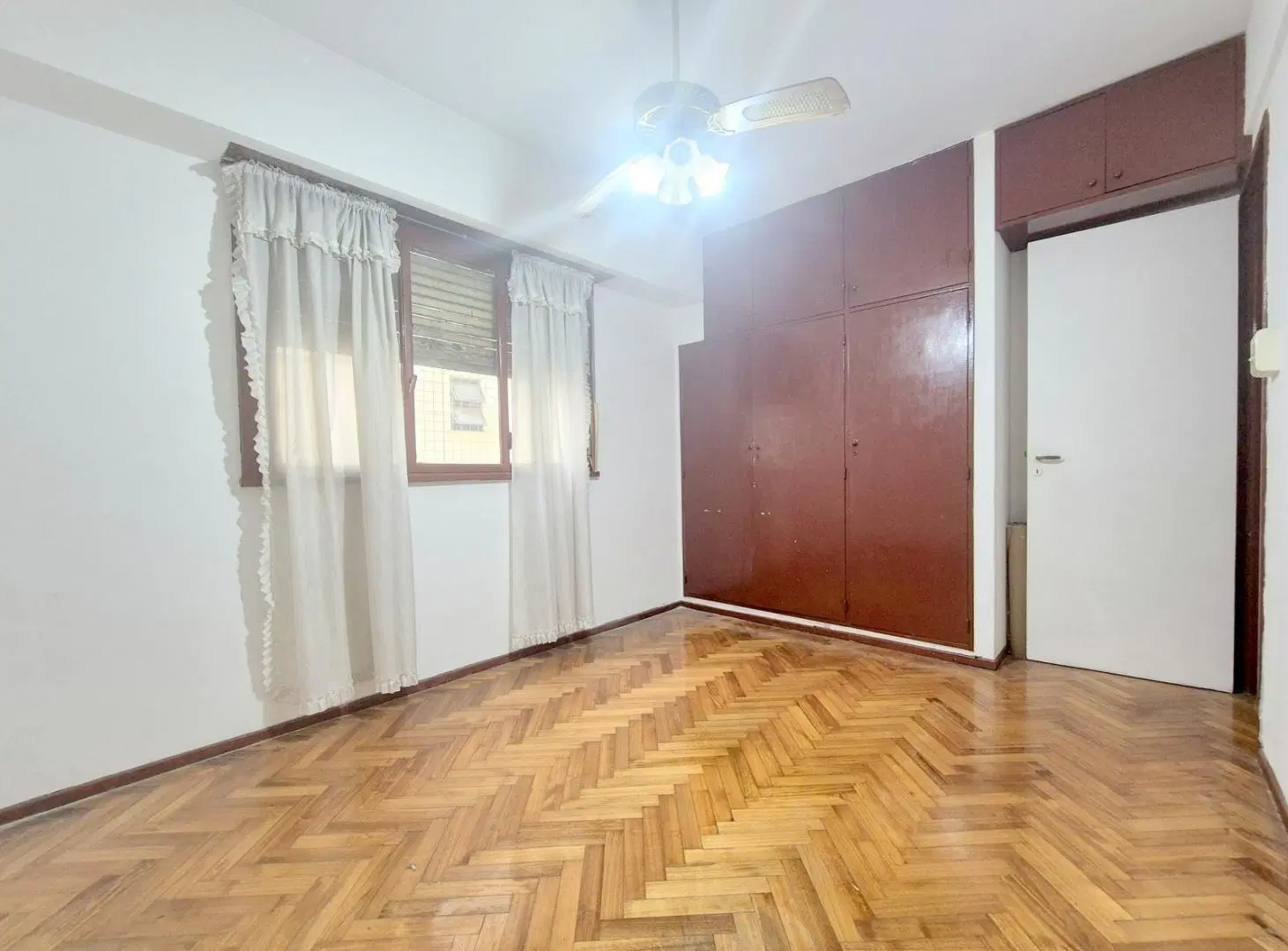 3 Amb. Funcionales. Cocina Independiente. Baño completo. Lavadero. Bajas Expensas. A/Profesional. 8
