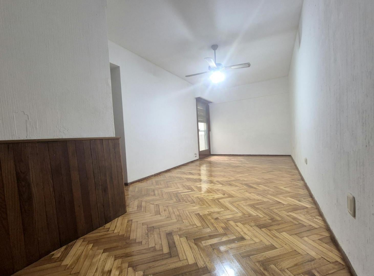 3 Amb. Funcionales. Cocina Independiente. Baño completo. Lavadero. Bajas Expensas. A/Profesional.